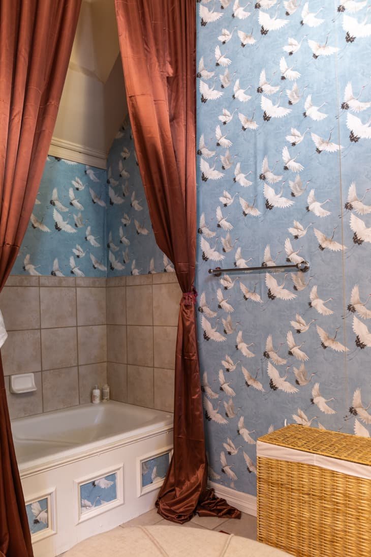 Crane motif wallpaper in bathroom.